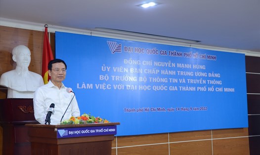 Bộ trưởng Bộ Thông tin và Truyền thông Nguyễn Mạnh Hùng tại buổi làm việc với Đại học Quốc gia TPHCM sáng 14.9. Ảnh: Huyên Nguyễn