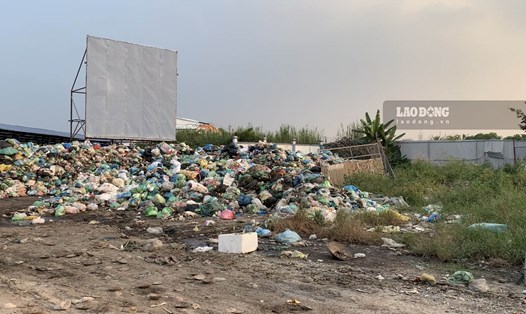 Hình ảnh bãi rác ngay đối diện cổng chợ Trịnh Xá (xã Thiên Hương, huyện Thủy Nguyên, TP Hải Phòng) suốt 7 năm nay. Ảnh: Thiên Hà.