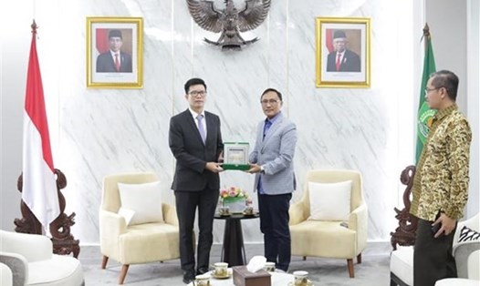 Thay mặt Bộ Tôn giáo Indonesia, Giám đốc Cơ quan Đảm bảo Sản phẩm Halal Muhammad Aqil Irham trao quà lưu niệm cho đoàn đại biểu Ban Tôn giáo Chính phủ. Ảnh: Thanh Hà