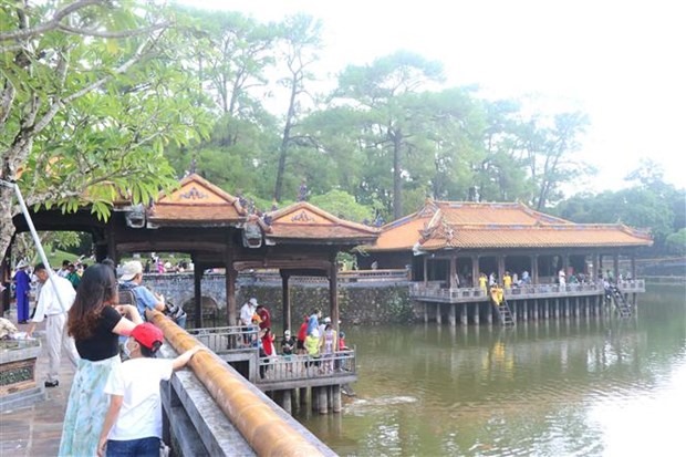 Du khách tham quan Lăng Tự Đức (Thừa Thiên-Huế). Ảnh: TTXVN