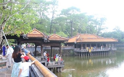 Du khách tham quan Lăng Tự Đức (Thừa Thiên-Huế). Ảnh: TTXVN