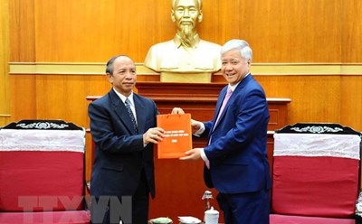 Chủ tịch Ủy ban Trung ương MTTQ Việt Nam Đỗ Văn Chiến trao tặng quà kỷ niệm cho ông Khampheuy Boutdavieng - Ủy viên Trung ương Đảng Nhân dân Cách mạng Lào, Phó Chủ tịch Thường trực Ủy ban Trung ương Mặt trận Lào. Ảnh: TTXVN