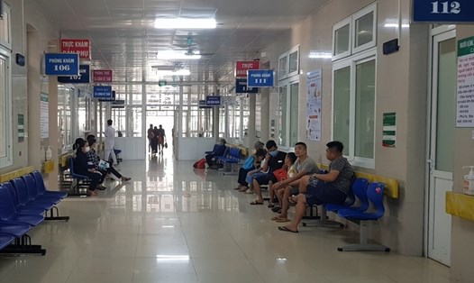 Người dân đến khám bệnh và điều trị tại Bệnh viện Sản Nhi Ninh Bình. Ảnh: NT
