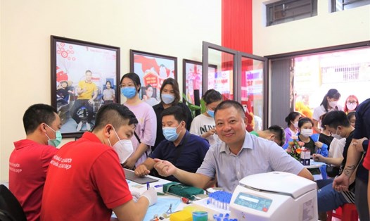Đông đảo người dân và các bạn trẻ phấn khởi đến hiến máu trong ngày đầu khai trương điểm hiến máu mới. Ảnh: Gia Thắng
