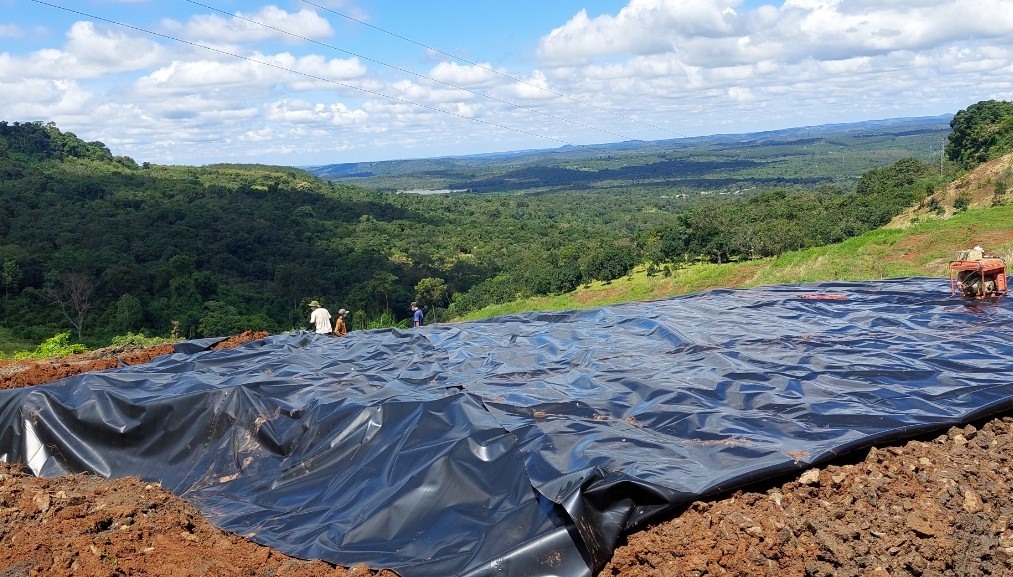 Các ngành chức năng ở huyện Đắk R'lấp đã phủ bạt cô lập, ngăn chặn khoảng 70 tấn rác thải bị ngấm nước, gây ô nhiễm môi trường xung quanh. Ảnh: TX