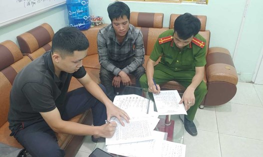 Công an huyện Vân Đồn (tỉnh Quảng Ninh) xử phạt vi phạm hành chính các đối tượng. Ảnh: CA huyện Vân Đồn