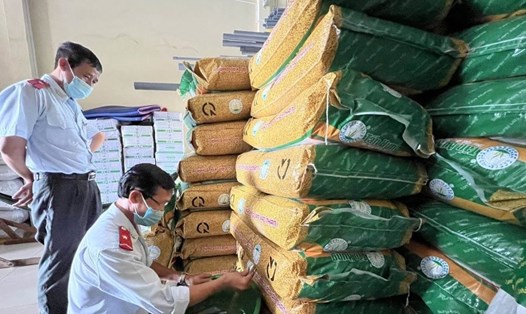 Thanh tra Sở Nông nghiệp Phát triển Nông thôn tỉnh Bạc Liêu kiểm tra một cửa hàng kinh doanh giống. Ảnh: Chí Linh