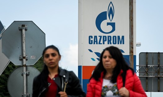 Logo của Gazprom của Nga tại một trạm xăng dầu ở Sofia, Bulgaria. Ảnh minh họa. Ảnh: AFP