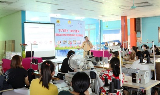 Đại diện lãnh đạo Đội CSGT Công an huyện Hoa Lư (Ninh Bình) tuyên truyền Luật ATGT cho CNLĐ tại Công ty TNHH xuất khẩu Alvin. Ảnh: NT