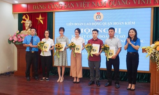 Liên đoàn Lao động quận Hoàn Kiếm trao Quyết định thành lập Công đoàn cơ sở cho 5 đơn vị (ảnh minh hoạ). Ảnh: CĐQ