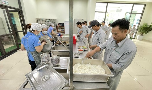 Người lao động Công ty Cổ phần Hoá chất Việt Trì (Phú Thọ) trong bữa ăn ca. 
Ảnh: Hà Anh