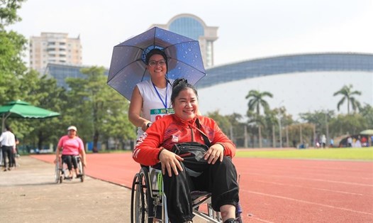 Cô gái khuyết tật lấy gia đình nhỏ làm động lực thi đấu thể thao. Ảnh: Minh Dân