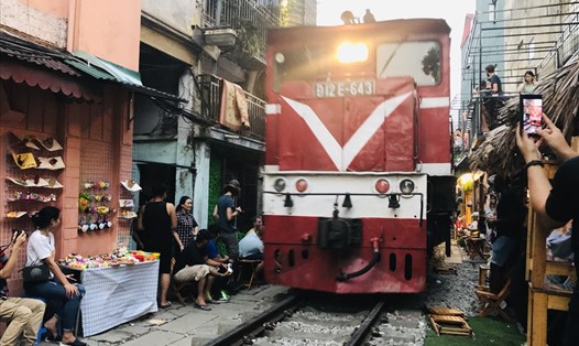 Tổng Công ty Đường sắt Việt Nam kiến nghị xử lý dứt điểm tình trạng buôn bán, chụp ảnh tại các tụ điểm cà phê đường tàu đang ảnh hưởng đến trật tự an toàn giao thông đường sắt.