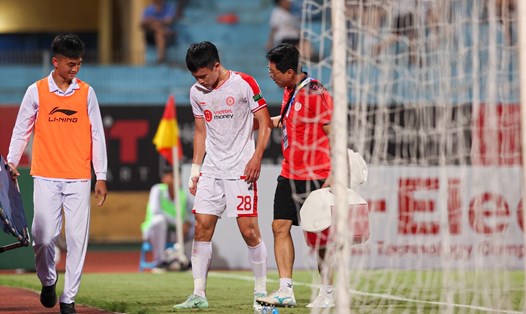 Hoàng Đức chấn thương trong trận Viettel - Nam Định, vòng 16 V.League 2022. Ảnh: Minh Dân