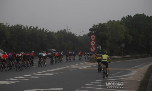 Đoàn xe đạp thường xuyên đi vào làn dành cho ôtô trên đường Võ Nguyên Giáp vào sáng sớm. Ảnh: Vĩnh Hoàng.