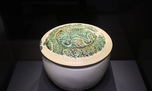 Nắp hộp men xanh lục trang trí nổi hình rồng và văn mây, thời nhà Lý (thế kỷ XI-XII).