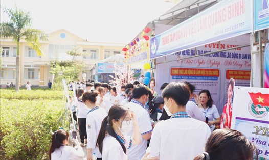 Rất đông học sinh tìm đến, nghe sự tư vấn của các trường tham gia tại “Ngày hội tư vấn tuyển sinh giáo dục nghề nghiệp” do Sở LĐTBXH tỉnh Quảng Bình tổ chức. Ảnh: LPL