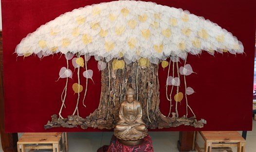 Bức tranh “Phật ngồi dưới gốc cây bồ đề” được tạo hình với hàng ngàn lá bồ đề.