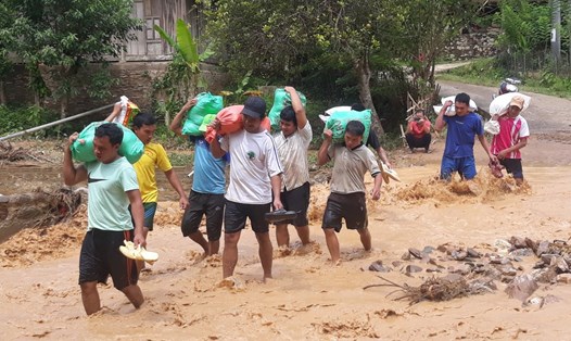 Các lực lượng chức năng và người dân huyện Kỳ Sơn (Nghệ An) khắc phục hậu quả mưa lũ. Ảnh: Quang Đại