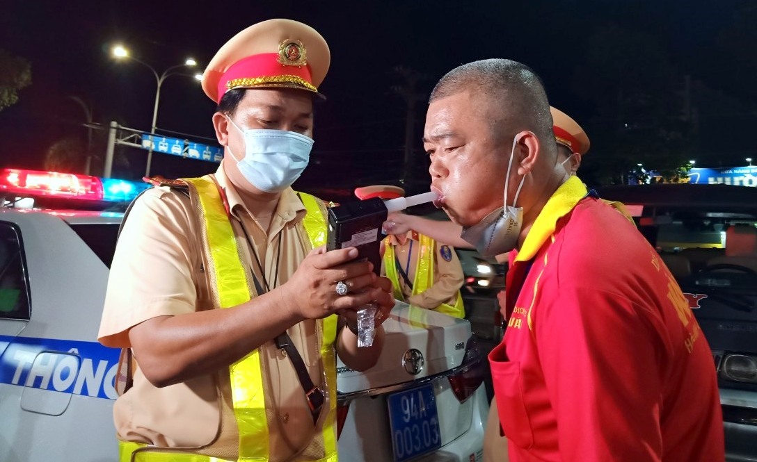 Lực lượng Cảnh sát giao thông tỉnh Bạc Liêu ra quân kiểm tra nồng độ cồn. Ảnh: Nhật Hồ