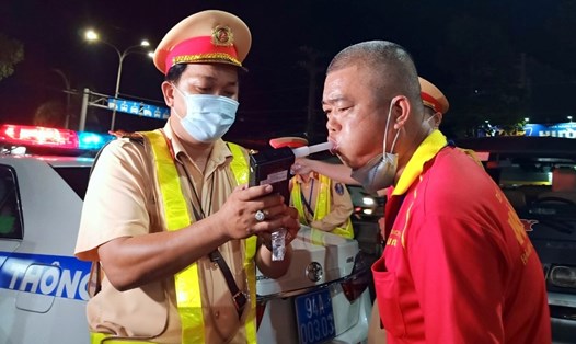 Lực lượng Cảnh sát giao thông tỉnh Bạc Liêu ra quân kiểm tra nồng độ cồn. Ảnh: Nhật Hồ