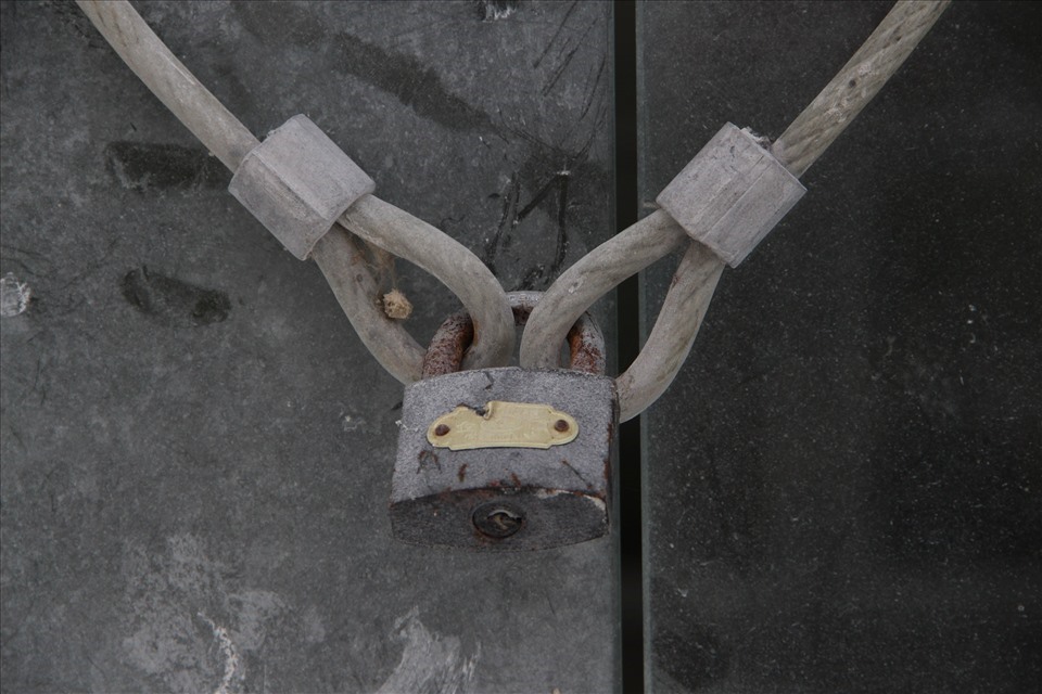 Đây là gì? Là cánh cổng vào một bệnh viện bỏ hoang suốt 4 năm qua. Ảnh: Đình Trọng