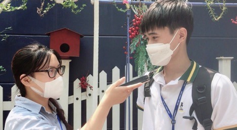 Sinh viên Lương Văn Duyệt (bên phải) chia sẻ cảm nhận về “Ngày hội việc làm”. Ảnh: Chu Trang