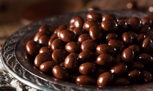 Hạt cà phê phủ socola mang lại nhiều ảnh hưởng tích cực cho sức khỏe.
Ảnh: CDKitchen