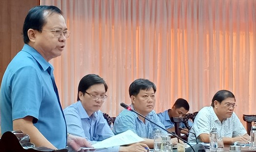 Phó Chủ tịch UBND tỉnh Bạc Liêu Lê Tấn Cận đề nghị các đơn vị liên quan sớm lập các thủ tục cần thiết để bàn giao mặt bằng cho dự án đường cao tốc Cần Thơ - Cà Mau. Ảnh: Nhật Hồ