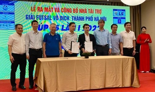 Đại diện Liên đoàn bóng đá Hà Nội và nhà tài trợ ký kết trong lễ ra mắt giải Futsal vô địch thành phố Hà Nội - Cúp LS lần I năm 2002. Ảnh: T.N