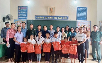 Các mạnh thường quân trao tặng SGK và vở viết cho các em học sinh tại điểm trường Phú Lâm - Hương Khê. Ảnh: La Giang