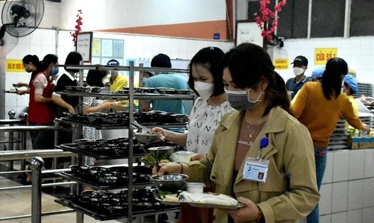 Mô hình “3 bếp” cạnh tranh tại Công ty TNHH TAV thuộc Khu công nghiệp Nguyễn Đức Cảnh, TP.Thái Bình góp phần đảm bảo bữa ăn ca cho công nhân cả về chất lẫn lượng. Ảnh: T.D