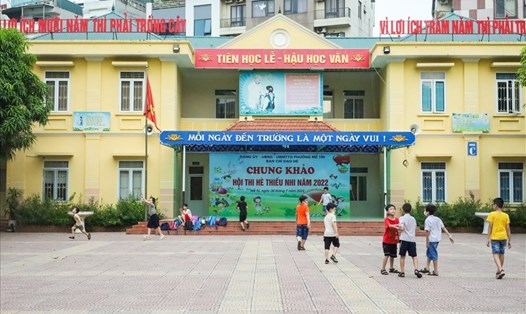 Trường Tiểu học Mễ Trì (Nam Từ Liêm, Hà Nội) thu tiền câu lạc bộ trông giữ học sinh sau giờ học chính thức là 180.000 đồng/học sinh/tháng. Ảnh: Hoàng Hằng