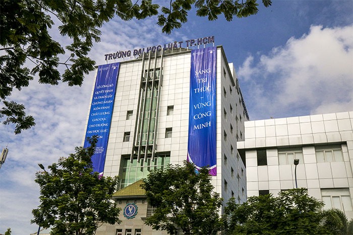 Điểm chuẩn chỉnh Trường Đại học tập Luật Thành Phố HCM năm 2022: Từ 22,5 cho tới 27,5