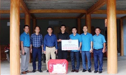 Lãnh đạo Liên đoàn lao động tỉnh Yên Bái trao hỗ trợ nhà "Mái ấm công đoàn" cho đoàn viên Đinh Công Đoàn. Ảnh: CTV.