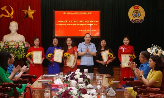 Toàn cảnh buổi trao giải cuộc thi Nét đẹp công đoàn và người lao động Hòa Bình năm 2022. Ảnh: Bạch Tuyết