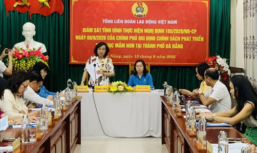 Bà Thái Thu Xương (phải) - Phó Chủ tịch Tổng LĐLĐ Việt Nam làm việc với lãnh đạo Đà Nẵng về thực hiện Nghị định 105 của Chính phủ. Ảnh: Tường Minh