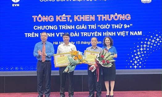 Lãnh đạo Công đoàn Điện lực Việt Nam trao bằng khen cho các tập thể tham gia Chương trình giải trí "Giờ thứ 9+". Ảnh: Hà Anh