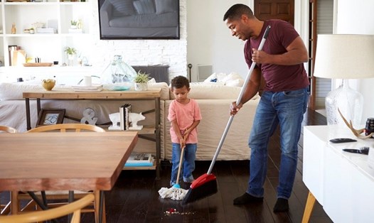 Bố mẹ nên áp dụng một số mẹo để tạo thói quen dọn dẹp cho trẻ từ khi còn nhỏ.
Ảnh: Seattle's Child