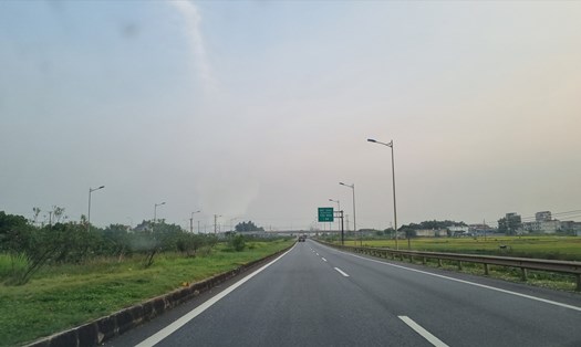 Cao tốc Thái Nguyên - Hà Nội vẫn chưa hoàn chỉnh đường gom dân sinh. Ảnh: Phung Minh