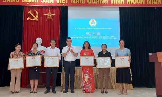 Đại diện LĐLĐ huyện Lạc Sơn trao bằng khen cho các tập thể, cá nhân có thành tích xuất sắc trong công tác công đoàn năm học 2021-2022.  Ảnh: Bạch Tuyết