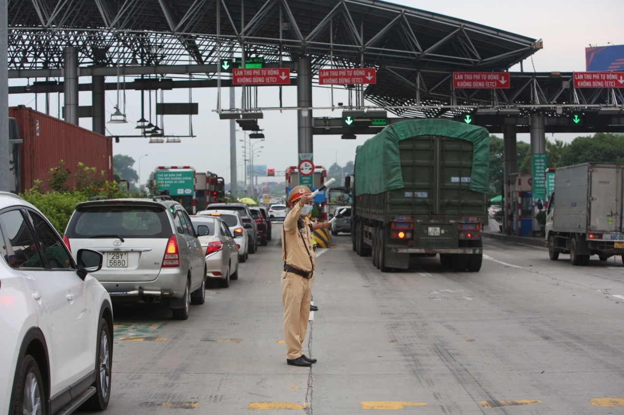 Lực lượng Cảnh sát giao thông kiểm tra, kiểm soát các phương tiện trên cao tốc Pháp Vân - Cầu Giẽ. Ảnh: H.Hoàng