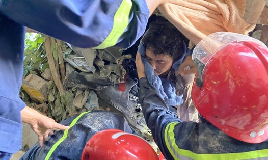 Tai nạn khiến tài xế xe tải bị mắc kẹt trong cabin, lực lượng cứu hộ phải cắt các bộ phận của xe.