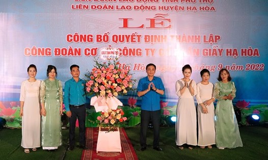 Ông Phùng Quang Vinh - Phó Chủ tịch Liên đoàn Lao động tỉnh Phú Thọ (thứ 4 từ phải qua) tặng hoa chúc mừng.