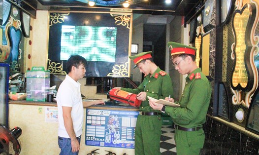 Công an tỉnh Sơn La kiểm tra công tác phòng cháy chữa cháy tại các cơ sở kinh doanh dịch vụ karaoke. Ảnh: Cao Thiên