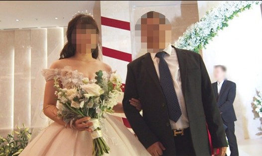 V.A trong đám cưới với em trai họ chị N.L. Ảnh cắt từ clip.