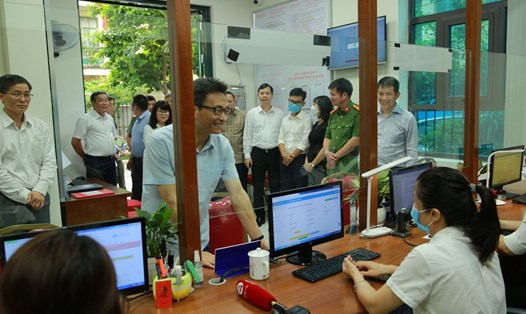 Phó Thủ tướng Vũ Đức Đam kiểm tra việc triển khai ứng dụng dữ liệu về dân cư tại Hà Nội. Ảnh: Văn Điệp