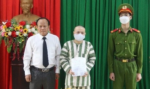 Đại diện Tòa án Nhân dân tỉnh Đắk Nông trao quyết định ân giảm án cho tử tù Đặng Văn Hiến từ tử hình xuống chung thân. Ảnh: TX
