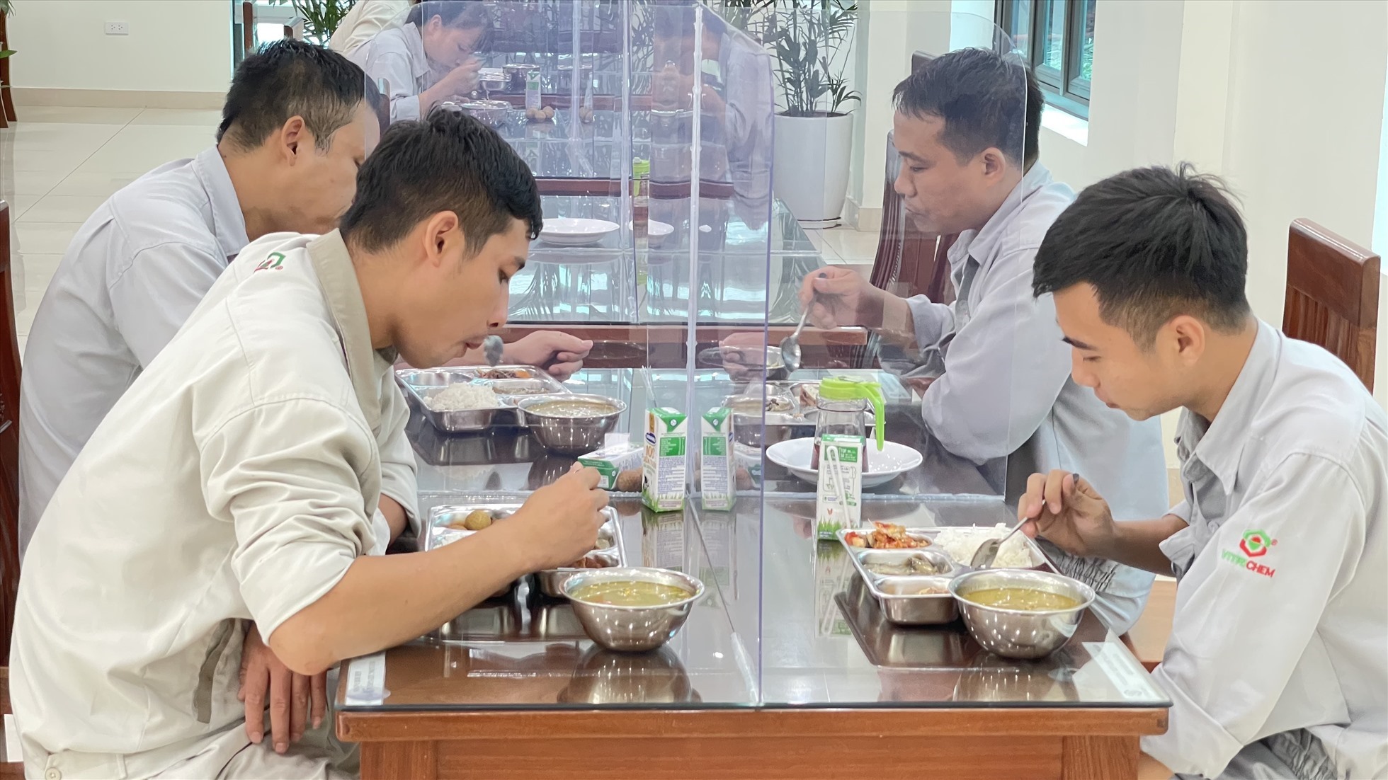Bữa ăn ca của công nhân Công ty CP Hóa chất Việt Trì (Phú Thọ). Ảnh: Hà Anh