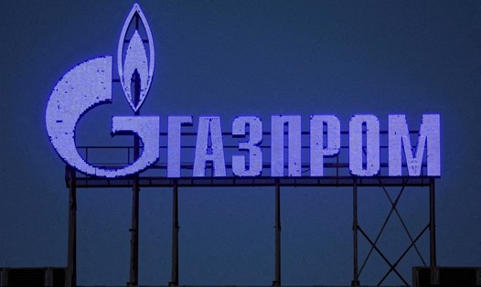 Logo của Gazprom tại mặt tiền của một trung tâm thương mại ở Saint Petersburg, Nga. Ảnh chụp màn hình